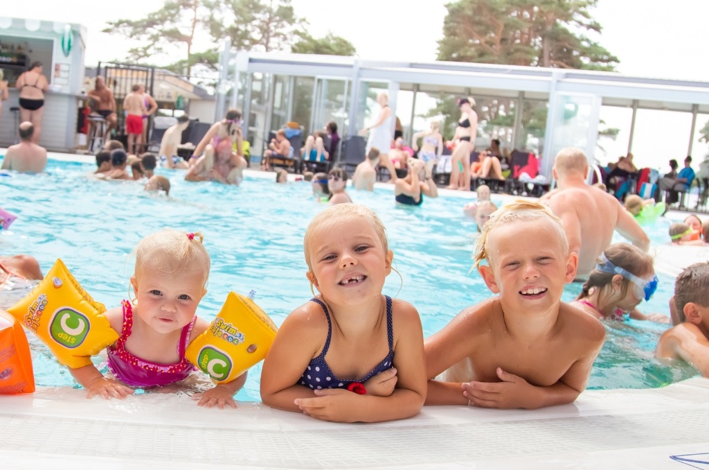 På Hafsten Resort finns ett stort poolområde för badsugna familjer. 
