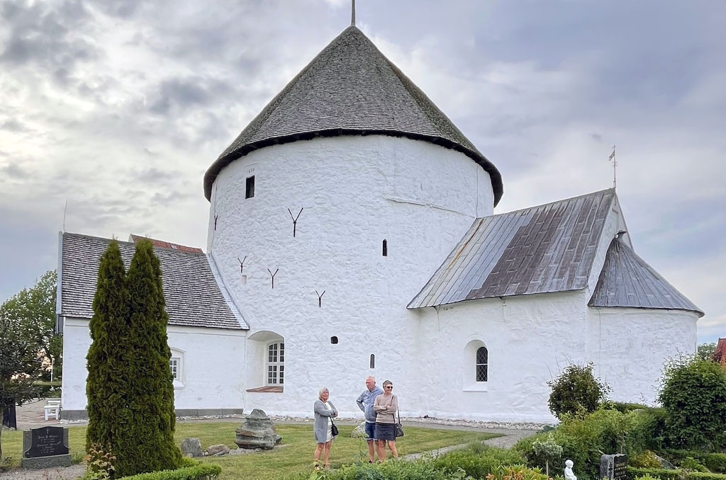 Här är en av de omtalade medeltida rundkyrkorna på Bornholm.